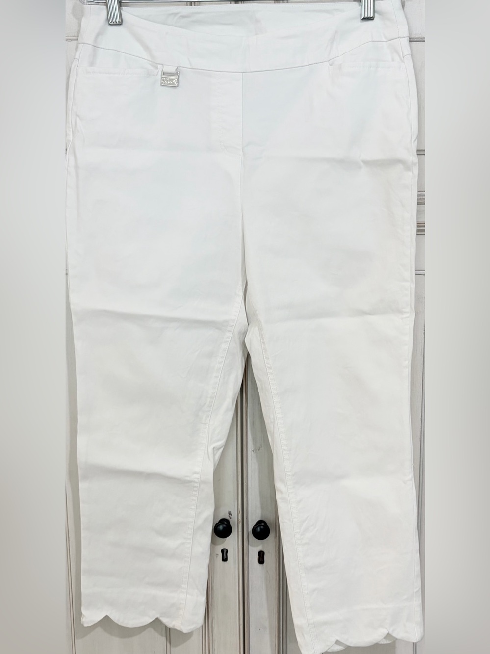 NWOT SZ 12 Lulu-B White Contemporary Capri Scalloped Pants